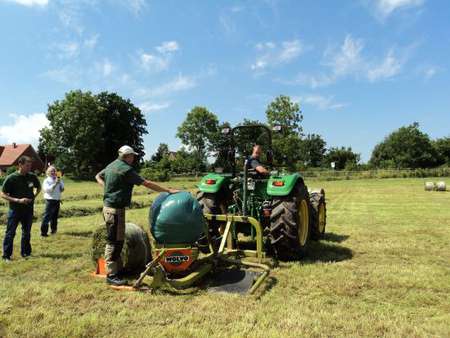 John_Deere_5075_mit_Miniballen_Wickler.l