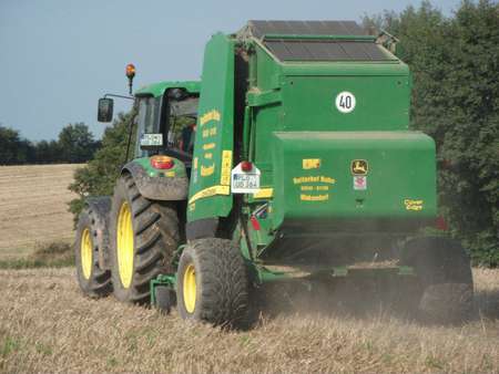 John_Deere_6330_mit_Rundballenpresse_5292.l