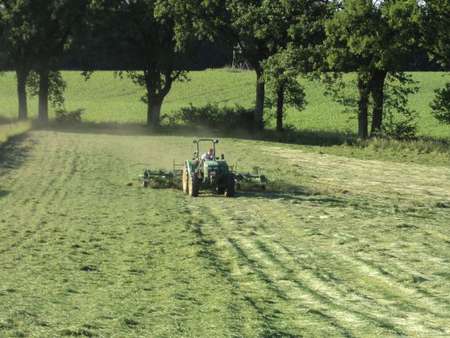John_Deere__5075_mit_Krone_Heukehrer_670.l